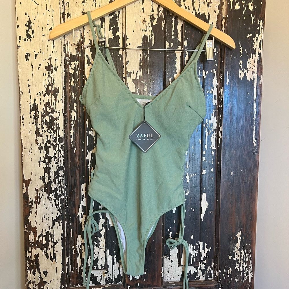 NWT Women’s Zaful one piece cinched side lace up textured swimsuit. Size 4